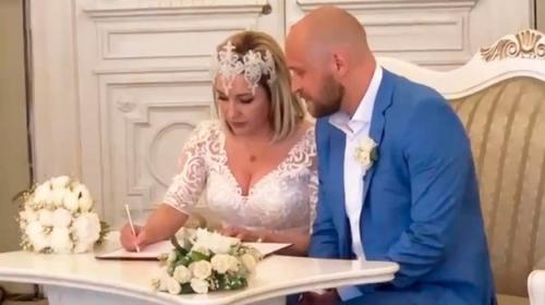 Татьяна Буланова в очередной раз доказала, что её не зря называют одной из самых искренних звезд нашей эстрады. 02