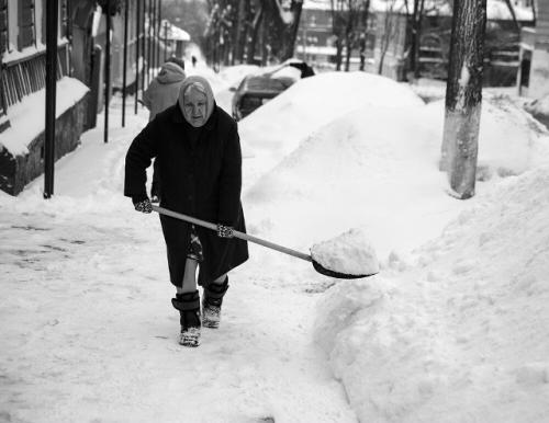 Дворник смотрел на сверкающий автомобиль и думал: ну почему одним всё, а другим ничего? 01 Дворник смотрел на сверкающий автомобиль и думал: ну почему одним всё, а другим ничего? 01