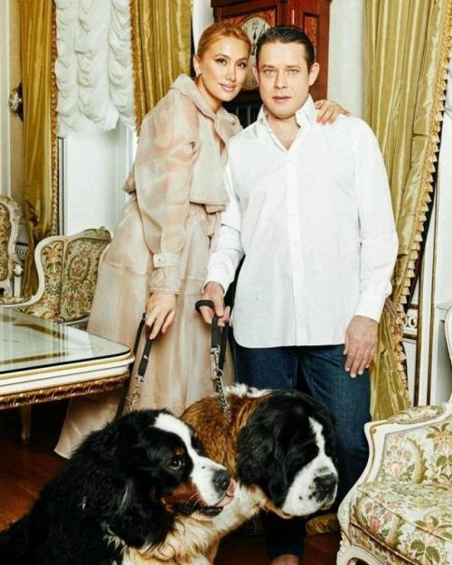 Семейная идиллия Павла буре и Алины Хасановой, длившаяся более 15 лет, обернулась громким судебным скандалом. 
