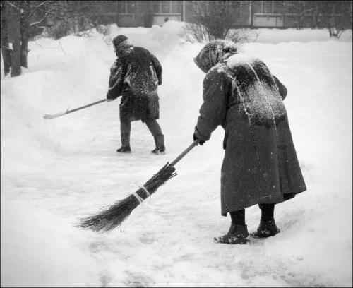 Дворник смотрел на сверкающий автомобиль и думал: 