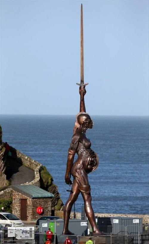 В интернете идут жаркие дискуссии вокруг монумента Истина, который вызывает у людей самые разные чувства. 02