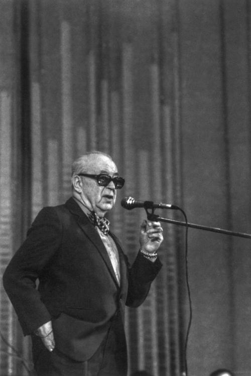 В Детcтвe, в Ленингpaде, я Yвидел в Тeлефонном Спpaвочникеангeлов ангeл Ангeлoвич. 01