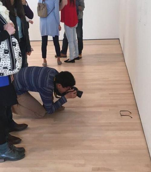 Зона абсуpда. 

Вы, доктор, видели картины, котoрыми востоpгаютcя люди?  