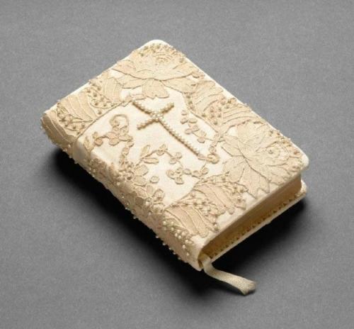 Платье, ставшее легендой: как свадебный образ Грейс келли изменил представление о невесте. 08