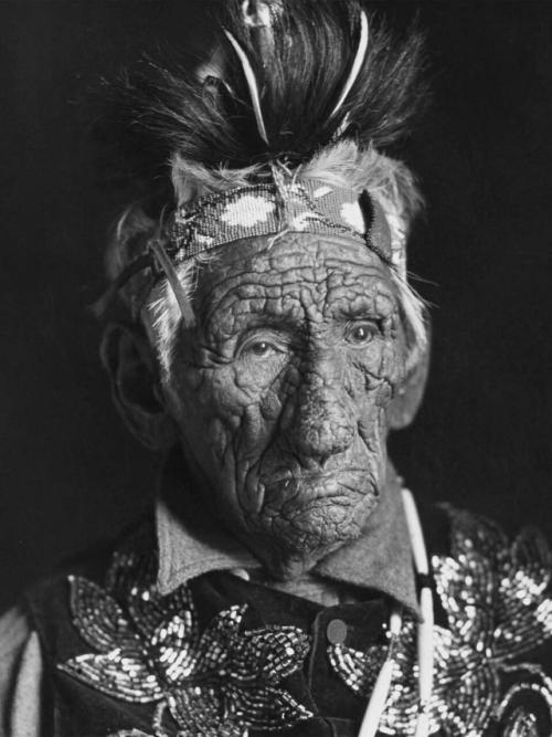 В истории человечества не так много личностей, чья жизнь охватывает три века, но ка - Nah - Be - Owey Wence - именно такой случай. 02