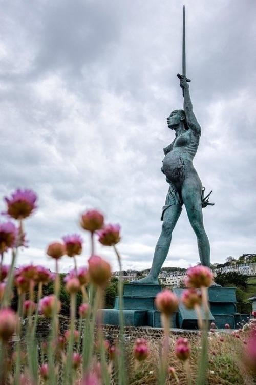 В интернете идут жаркие дискуссии вокруг монумента Истина, который вызывает у людей самые разные чувства. 01