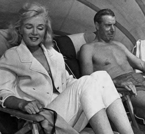 Мэрилин поддерживала отношения со своим бывшем мужем Джо димаджо на протяжении всего времени после их развода, вплоть до самой своей кончины. 02