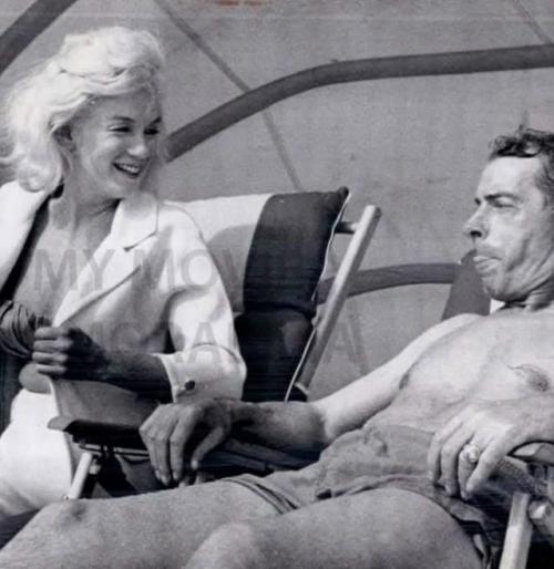 Мэрилин поддерживала отношения со своим бывшем мужем Джо димаджо на протяжении всего времени после их развода, вплоть до самой своей кончины. 01