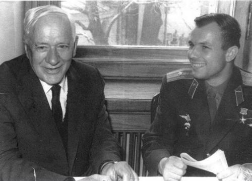 Весь поглощен полетом американцев на луну.  