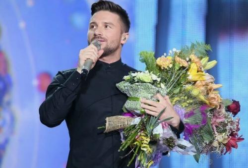 Иногда один жест говорит о человеке больше, чем любые слова со сцены.  