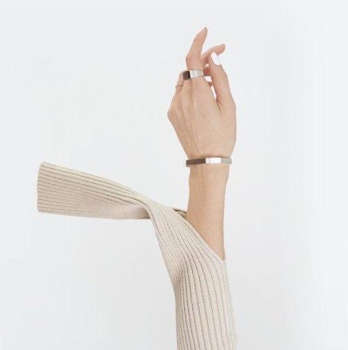 Сексуальная неудовлетворенность женщины, согласно ведам, - это недостаток красивой одежды, ласковых слов, объятий и нежного обхождения с ней.  