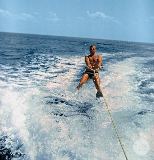 58 лет назад, 12 апреля 1961 года, советский космонавт Юрий Гагарин, впервые в мире совершил орбитальный полёт вокруг земли. 09