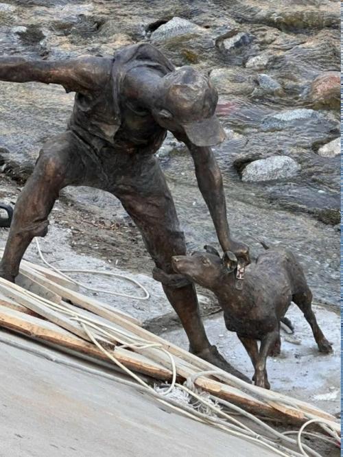 Инсталляция, от которой мурашки: в алматы увековечили момент доброты. 01