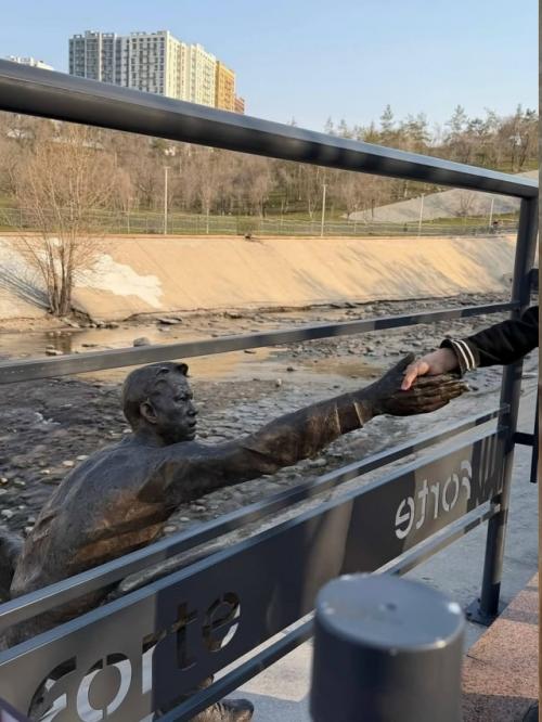 Инсталляция, от которой мурашки: в алматы увековечили момент доброты. 02