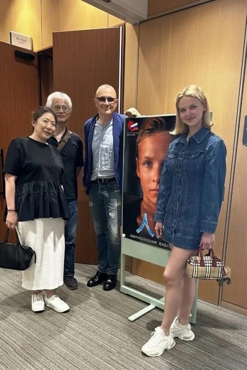 Бероев с 21-летней женой вышел в свет после тайной свадьбы - первые фото молодоженов.

