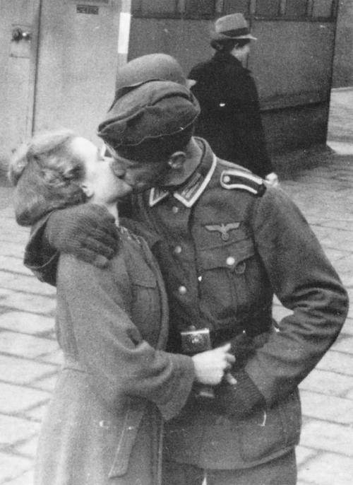 Советская разведчица, которая унесла жизнь немца одним поцелуем.
