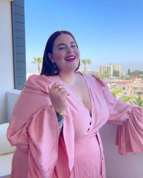 35-Летняя Plus - Size американская модель тесс холлидей рассталась со своим мужем, так как их отношения были токсичными. 01