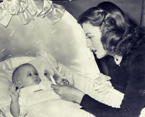 Ирина шейк в 39 лет - мать и обладательница фигуры, о которой мечтают модели вдвое моложе. 01