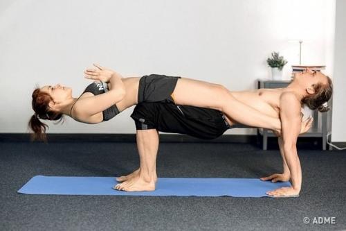 Парная йога.  Йога - древняя практика, которая сочетает в себе физические нагрузки и эмоциональное очищение. 08