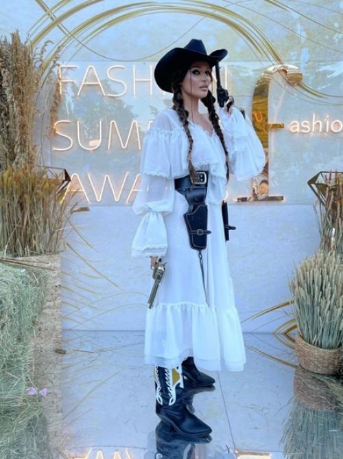 Женщина - Вамп Года Алена водонаева разбила свою награду. 01