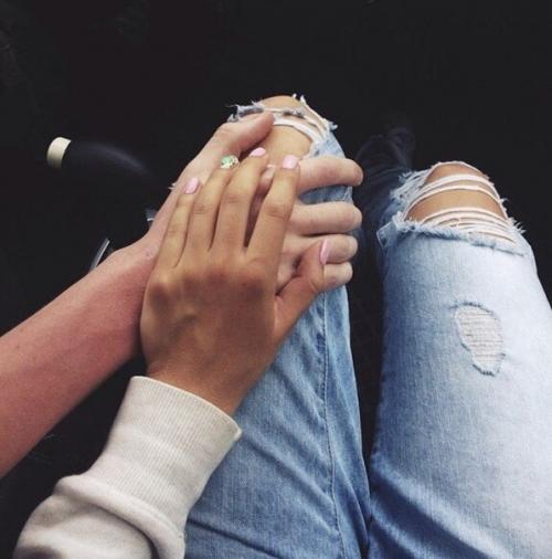 Чем меньше люди разговаривают друг с другом, тем больше становятся чужими.