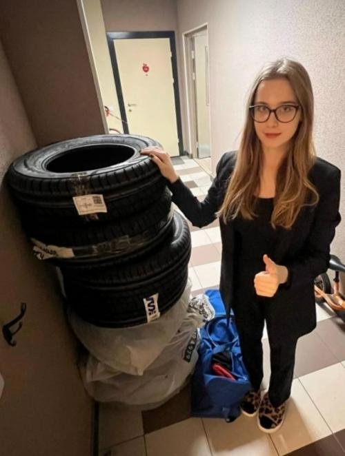 Она увидела уведомление о списании 30 тысяч и на секyнду почувствовала себя героиней романтической комедии. 01