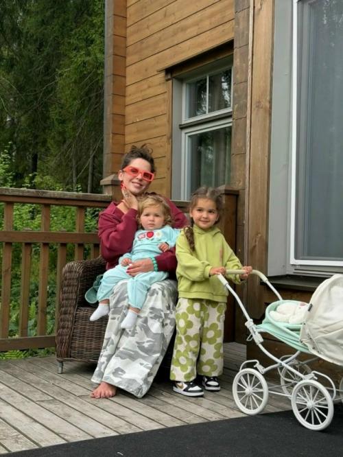 Лиза моряк показала милые кадры с дочками и, кажется, у актрисы дома живёт собственный коктейль из нежности и характера. 02