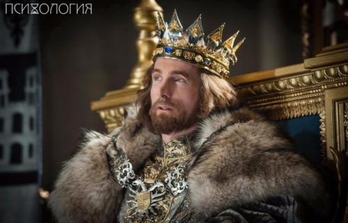 Однажды вечером король прогуливался со своим министром по дворцовому саду, с интересом рассматривая свой новый меч.