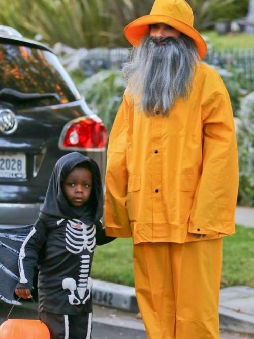 Сандра буллок каждый год отмечает хэллоуин по - семейному - вместе с ребёнком придумывает костюмы и устраивает настоящий праздник. 01