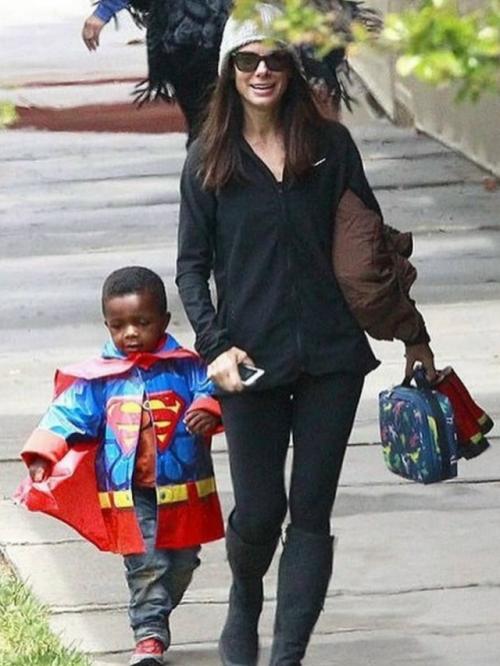 Сандра буллок каждый год отмечает хэллоуин по - семейному - вместе с ребёнком придумывает костюмы и устраивает настоящий праздник. 03