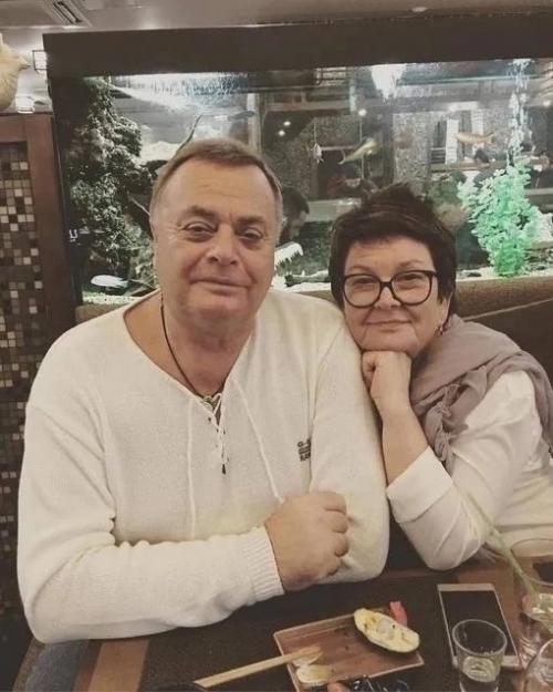 В день одиннадцатой годовщины кончины Жанны Фриске Дмитрий Шепелев объяснил, почему не разрешает родителям певицы видеться с внуком Платоном. 03