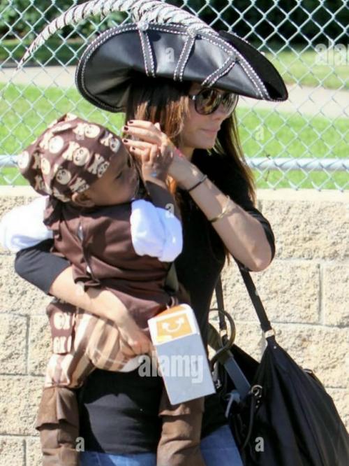 Сандра буллок каждый год отмечает хэллоуин по - семейному - вместе с ребёнком придумывает костюмы и устраивает настоящий праздник. 04