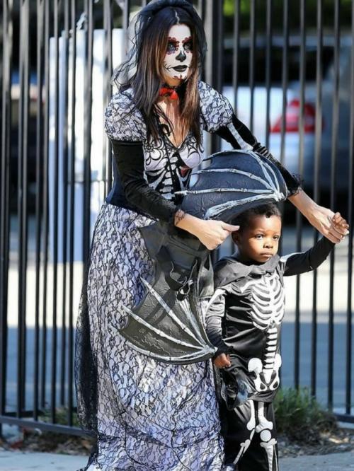 Сандра буллок каждый год отмечает хэллоуин по - семейному - вместе с ребёнком придумывает костюмы и устраивает настоящий праздник. 02