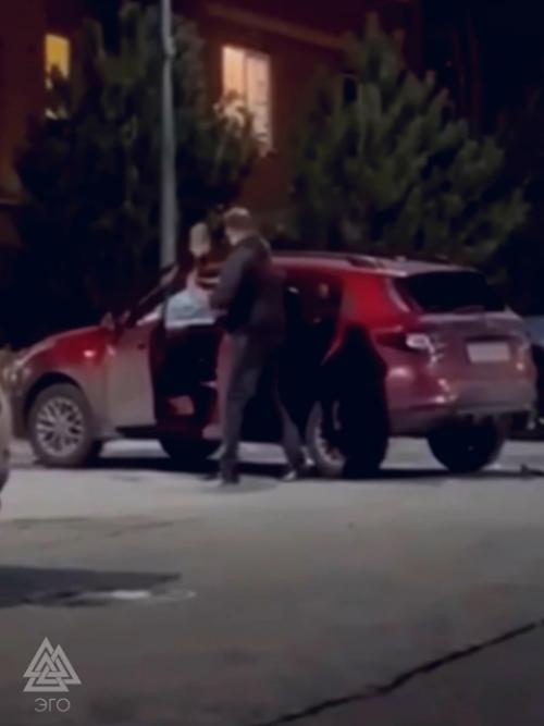 Житель Ростова разгромил машину бывшей за отказ мириться. 01