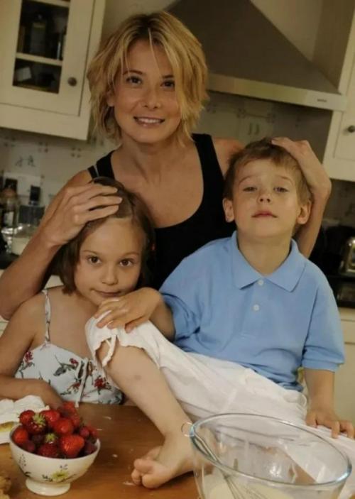 Кончаловский и Высоцкая удочерили девочку. 01