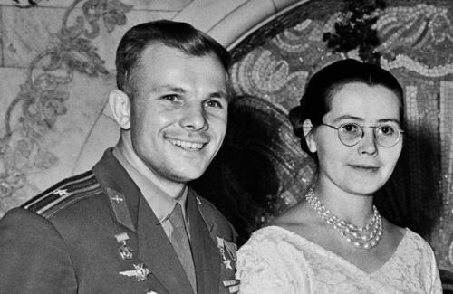 После гибели Юрия Алексеевича Валентина Ивановна больше не выходила замуж и не давала никаких интервью …. 01