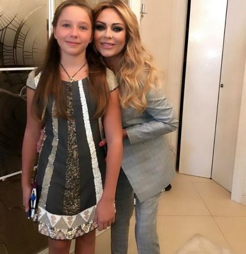 На секунду подумали, что мы видим Юлию Началову. 03