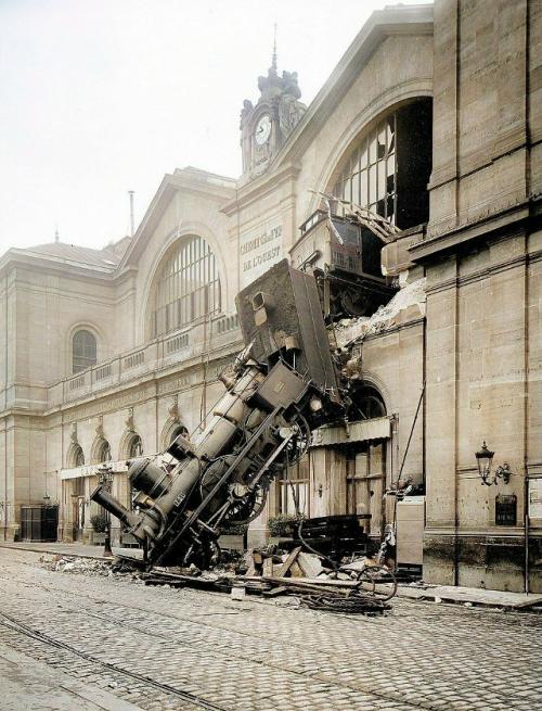 22 октября 1895 года на парижском вокзале монпарнас произошла одна из самых знаменитых в истории железнодорожных аварий. 

