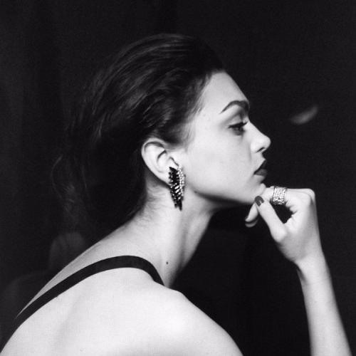 Относиться свысока.  Самооценка - это оценка самого себя.