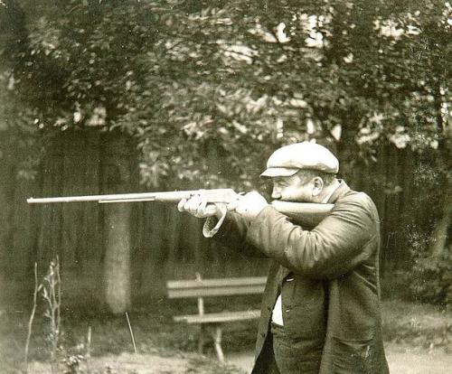 Есть, знаете ли, такие универсальные люди, которые умеют как-то сразу, с одного маху, очаровывать самое разнохарактерное общество.