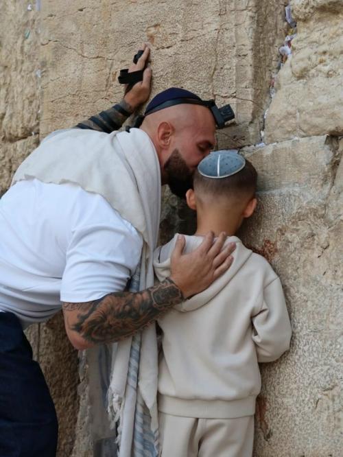 В последнее время в СМИ появилась информация о том, что джиган увез младшего ребенка от Оксаны Самойловой в израиль.
