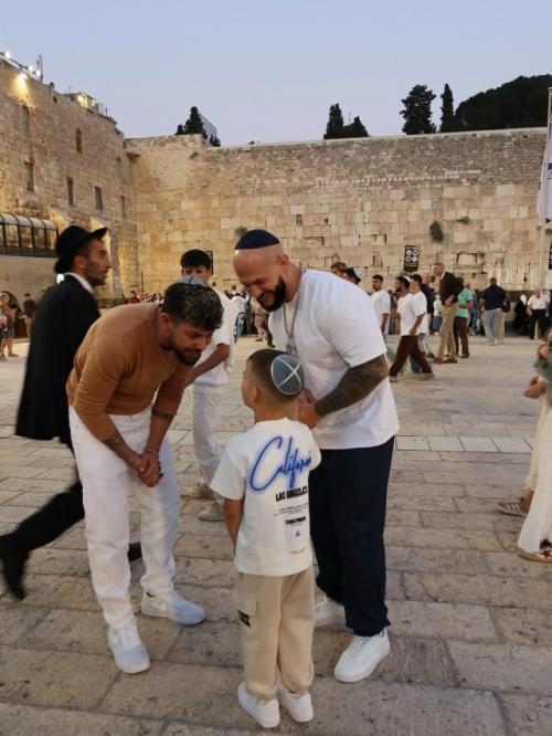 В последнее время в СМИ появилась информация о том, что джиган увез младшего ребенка от Оксаны Самойловой в израиль. 01