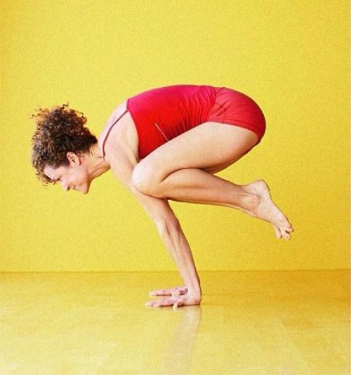 Искренняя практика урдхва празарита экападасаны приведет вас к сантоше - непривязанности и удовлетворенности. 03