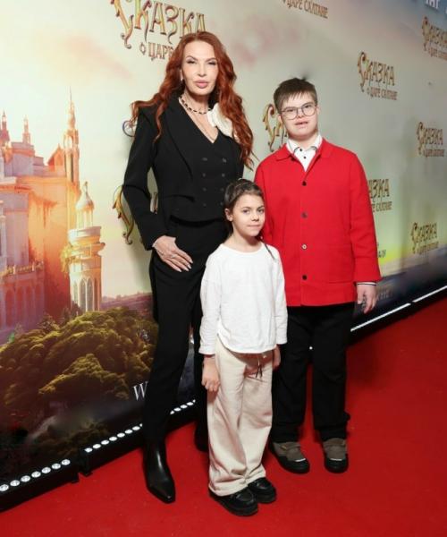 Алферова с приемным сыном, Захарова с дочкой: гости сказочной премьеры. 02