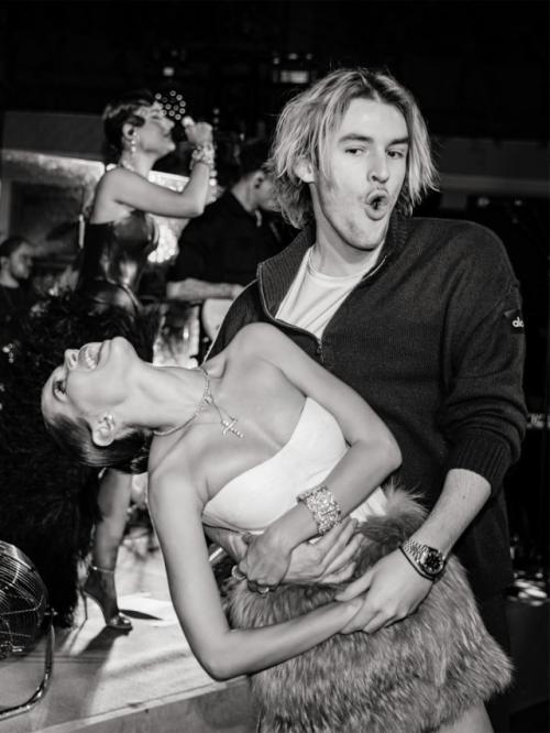 Аврора киба с размахом встретила свои 20 лет: на вечеринке заправляла Ксения Собчак, а гостей развлекали Александр ревва и Севиль.
