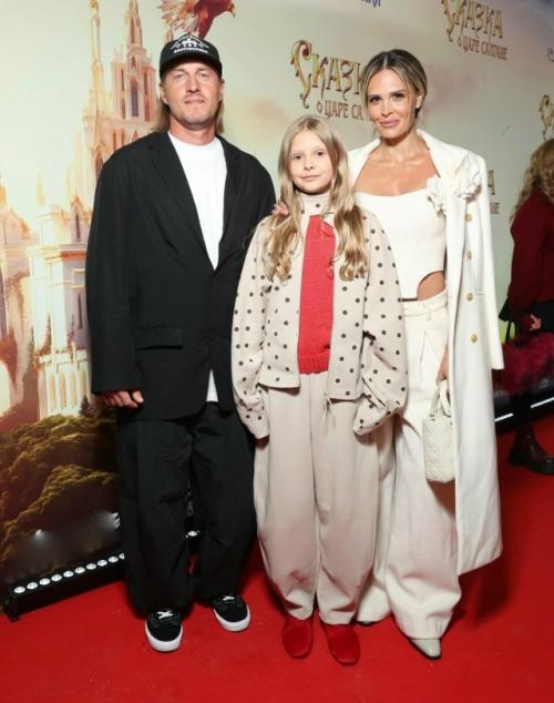 Алферова с приемным сыном, Захарова с дочкой: гости сказочной премьеры. 03