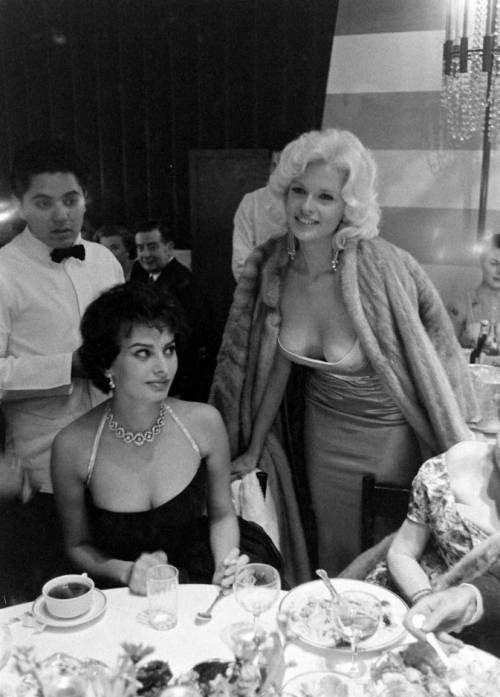 Как привлечь внимание за 5 минут: Софи Лорен и Джейн мэнсфилд.

