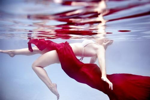 Вот она стоит у воды, и на коже ее песок, по воде плывут корабли, проплывают чайки, в доме на берегу исчезает сон, закипает чайник.