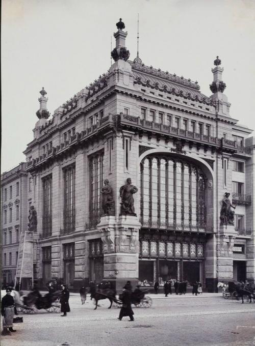 Понемногу открывается новый дом Елисеева, что против памятника Екатерины на невском.  