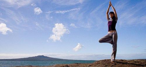 5 преимуществ позы дерева.